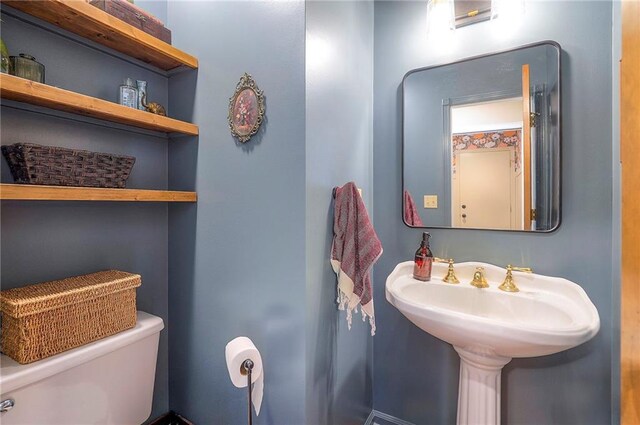 2007 NE Newport Ct, Blue Springs, MO 64014 - bathroom with toilet