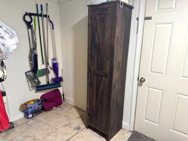 mudroom featuring baseboards