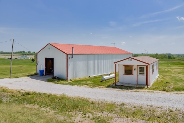 view of pole building featuring a yard