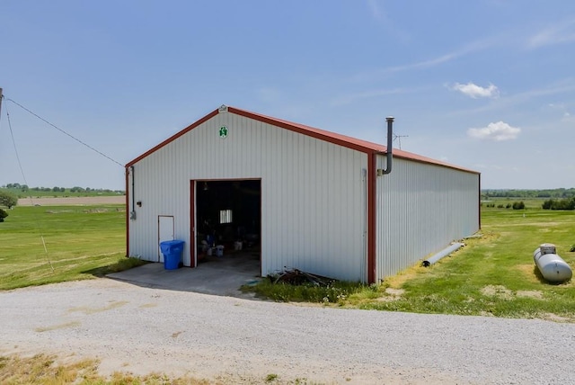 view of pole building featuring a yard