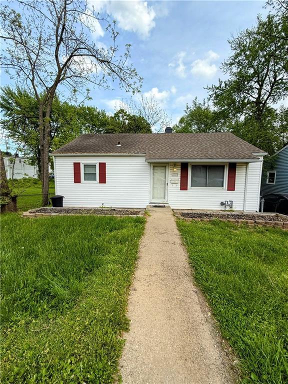 2317 Englewood Ct, Independence, MO 64052 - ranch-style home featuring a front yard