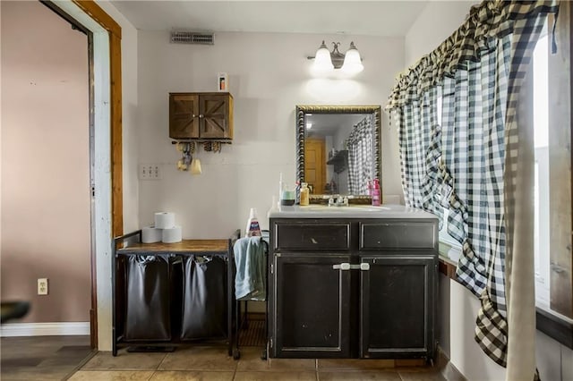 1332 Clark Rd, Williamsburg, KS 66095 - bar featuring a sink, baseboards, and a chandelier