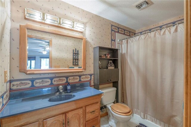 1407 SW Meyer Blvd, Blue Springs, MO 64015 - full bathroom featuring wallpapered walls, toilet, vanity, curtained shower, and a textured ceiling