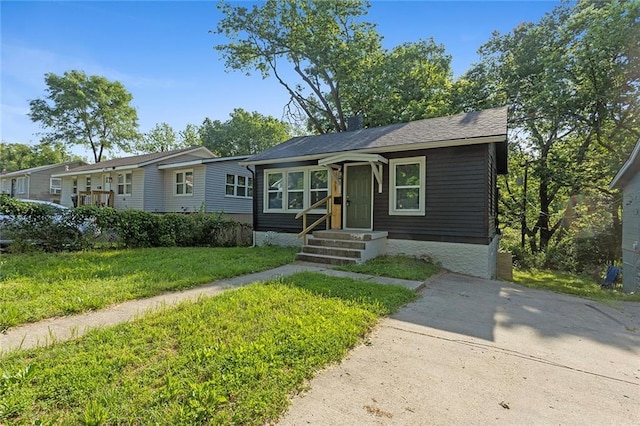 view of front of property with a front yard