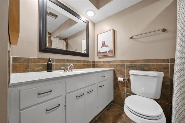 470 W 104th St Unit C, Kansas City, MO 64114 - full bath with tile walls, vanity, toilet, and a shower with curtain