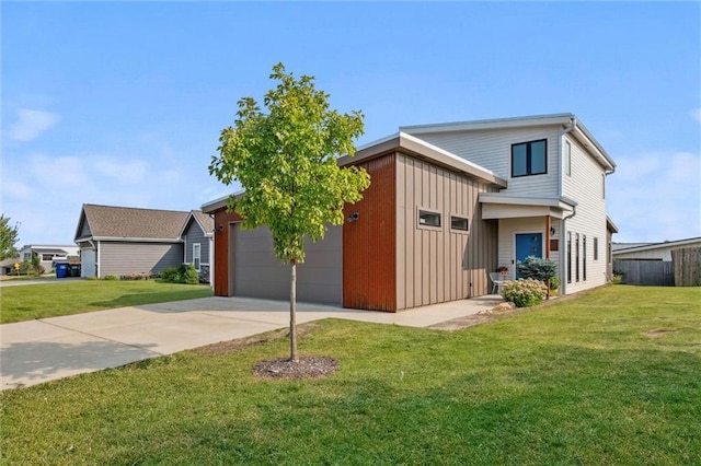 view of front of home featuring a detached garage
