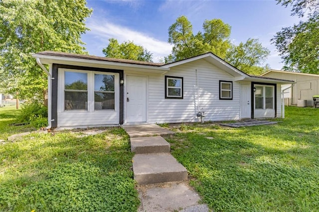 6021 E 151st Ter, Grandview, MO 64030 - ranch-style home with a front yard