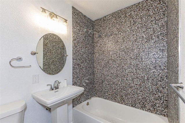 6021 E 151st Ter, Grandview, MO 64030 - full bathroom featuring toilet and shower / washtub combination