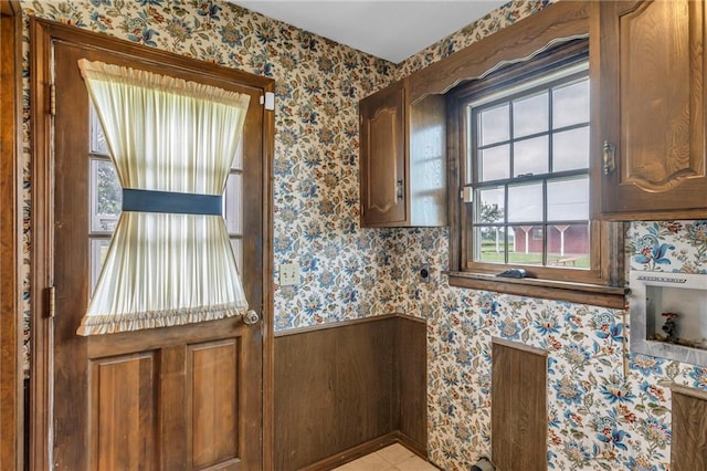 28210 Hedge Ln, Paola, KS 66071 - kitchen featuring wallpapered walls