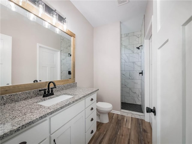1313 N White Oaks Ln, Oak Grove, MO 64075 - full bath featuring a tile shower, toilet, wood finished floors, and vanity