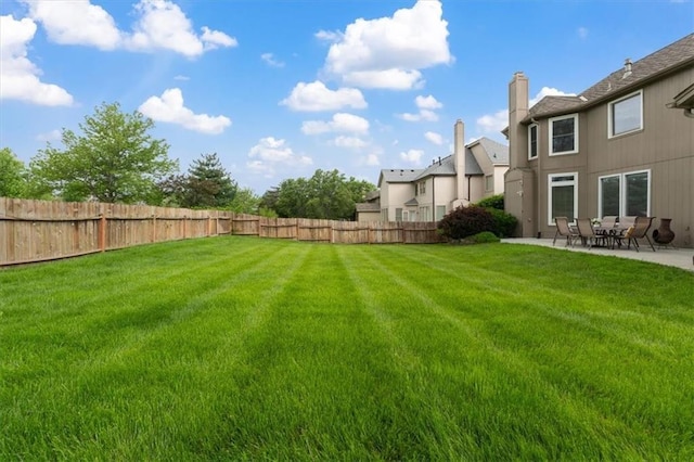 view of yard featuring a patio area and a residential view