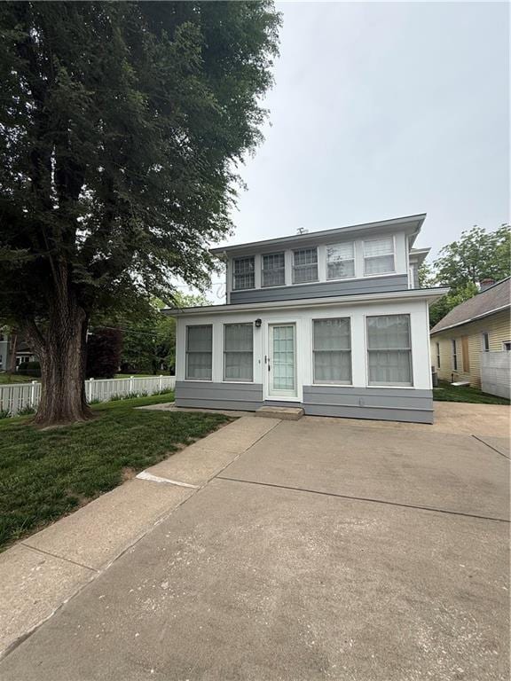 1701 Main St, Lexington, MO 64067 - view of front of house featuring a patio