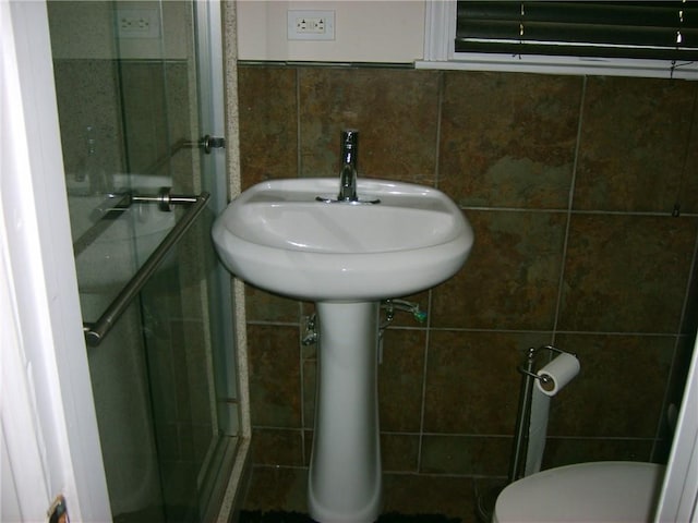 509 Pearl St, Pittsburg, KS 66762 - bathroom with toilet, a sink, and tile walls