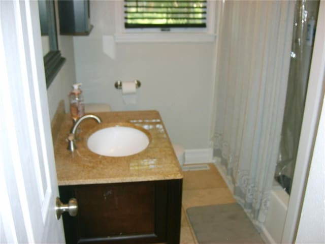 509 Pearl St, Pittsburg, KS 66762 - full bath with vanity and shower / bath combination with curtain