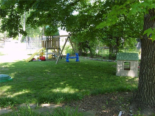 509 Pearl St, Pittsburg, KS 66762 - view of yard featuring a playground