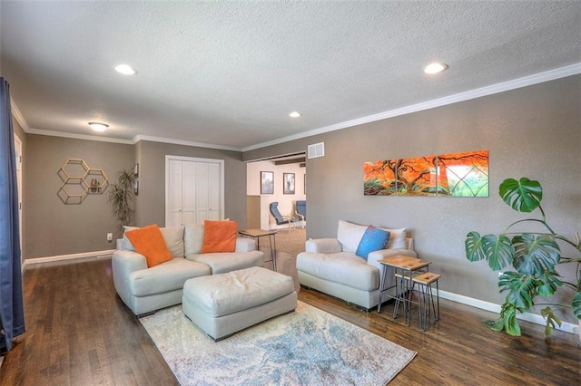 living room featuring wood finished floors, baseboards, a textured ceiling, recessed lighting, and ornamental molding