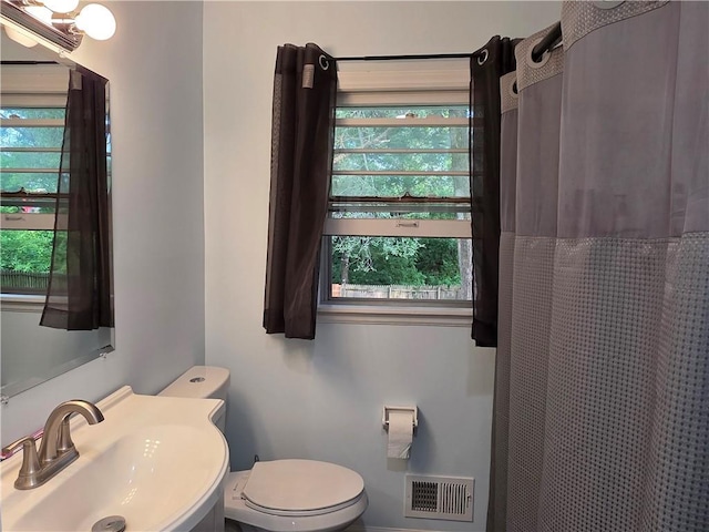 529 S Northern Blvd, Sugar Creek, MO 64054 - full bath with a sink, toilet, and curtained shower