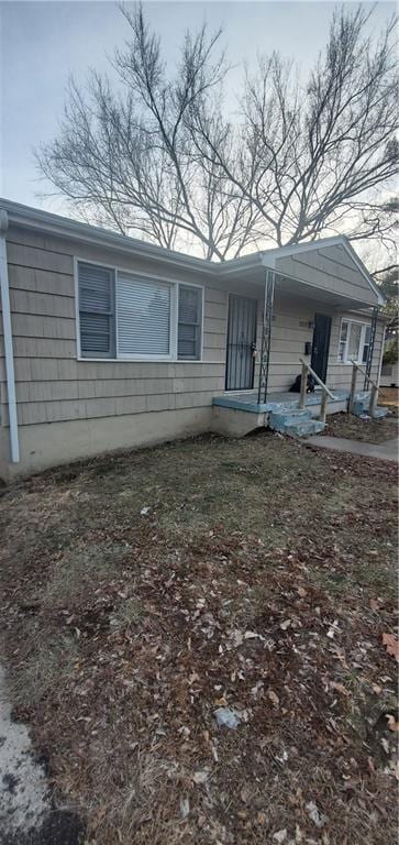 2219 E 75th St, Kansas City, MO 64132 - view of front of property featuring a porch