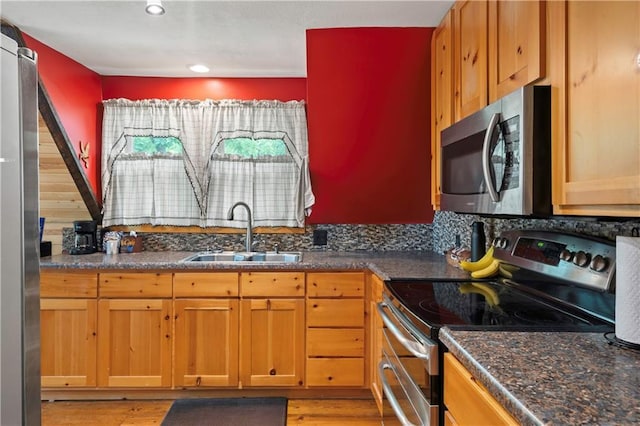 429 SE Lakeside Dr, Lacygne, KS 66040 - kitchen with stainless steel appliances, a sink, light wood finished floors, decorative backsplash, and recessed lighting
