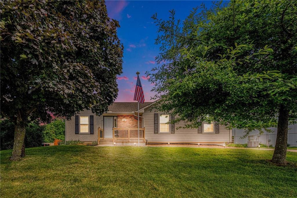 811 S Park Dr, Raymore, MO 64083 - view of front of property featuring a front yard