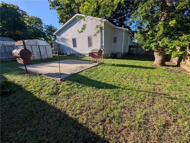 528 W Ashland St, Nevada, MO 64772 - view of yard with a patio area