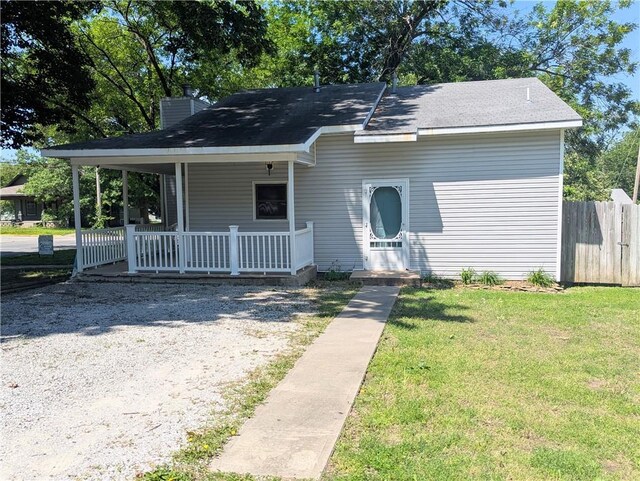 528 W Ashland St, Nevada, MO 64772 - bungalow-style house featuring a porch and a chimney