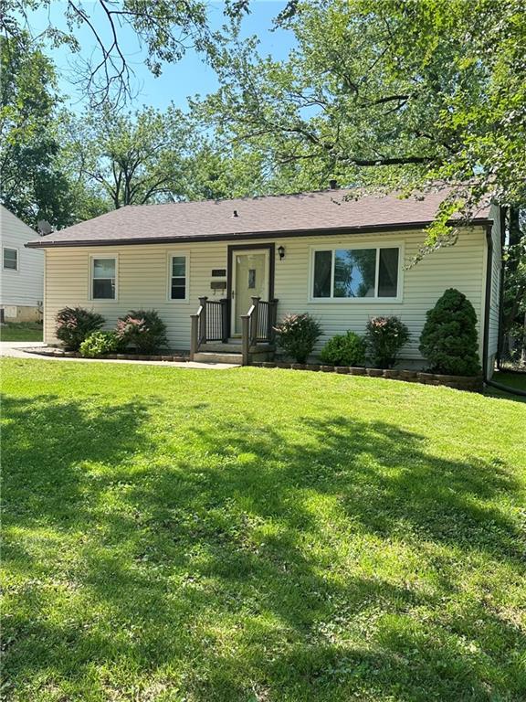2401 NE 59th Ter, Gladstone, MO 64118 - ranch-style house with a front lawn
