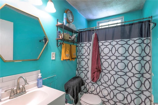 5316 NE 49th St, Kansas City, MO 64119 - full bathroom featuring vanity, curtained shower, and a textured ceiling