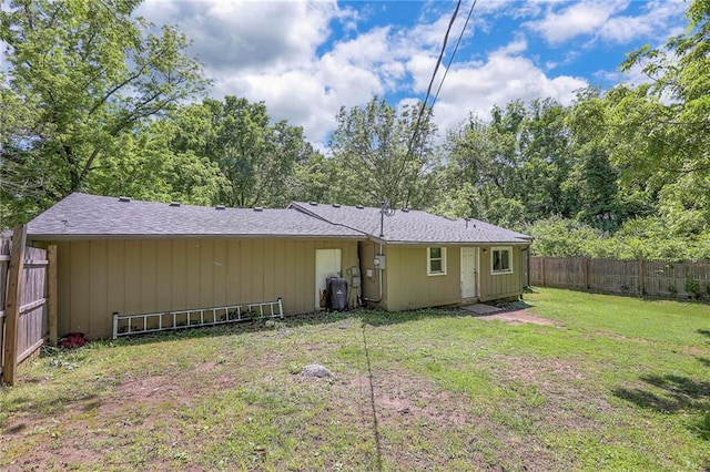 5316 NE 49th St, Kansas City, MO 64119 - rear view of house featuring a fenced backyard