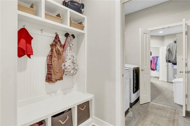 301 Sunrise Dr, Louisburg, KS 66053 - mudroom featuring independent washer and dryer, baseboards, and recessed lighting