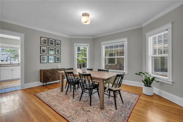 605 W 59th Ter, Kansas City, MO 64113 - dining space featuring light wood-type flooring and crown molding