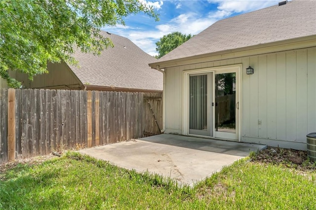 view of yard featuring a patio area