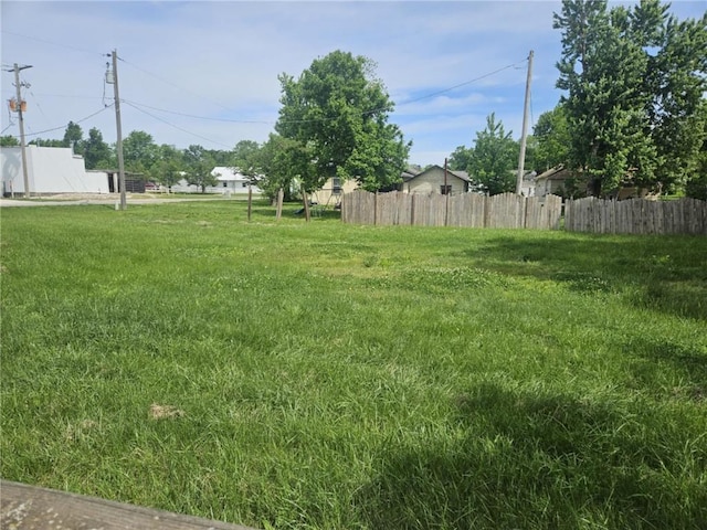 201 2nd St, Uniontown, KS 66779 - view of yard featuring fence