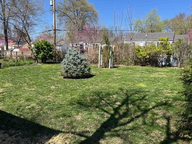 view of yard featuring a residential view