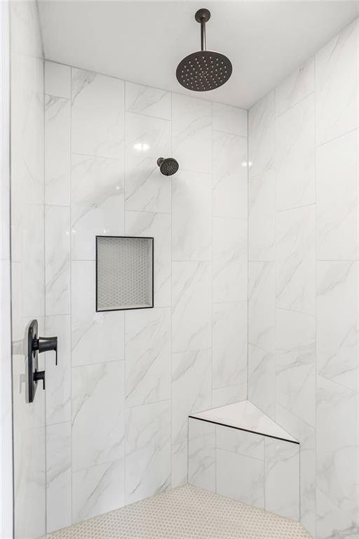 full bathroom featuring a tile shower