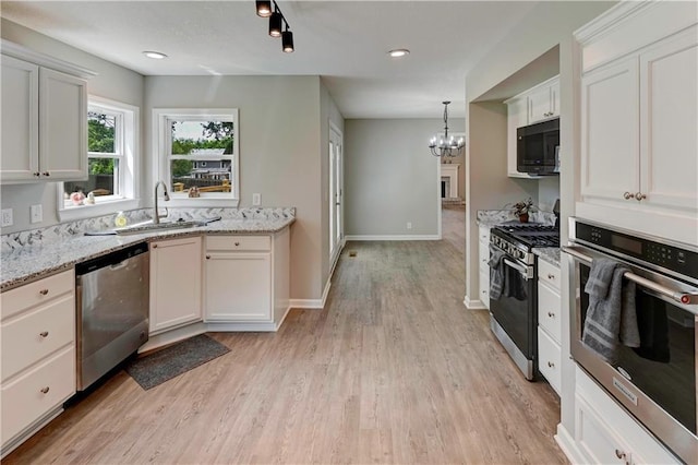 16253 W Briarwood Ct, Olathe, KS 66062 - kitchen featuring stainless steel appliances, a sink, a chandelier, light wood-type flooring, and baseboards