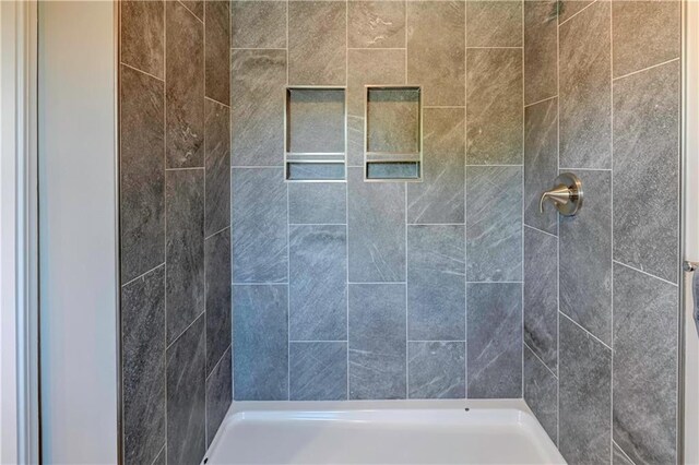 16253 W Briarwood Ct, Olathe, KS 66062 - bathroom featuring a tile shower