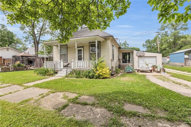 view of front facade featuring covered porch, dirt driveway, and a front yard