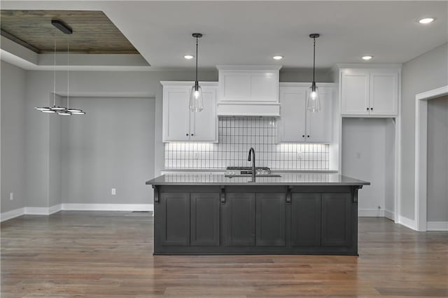 24105 W 58th Pl, Shawnee, KS 66226 - kitchen featuring a sink, baseboards, white cabinets, an island with sink, and recessed lighting