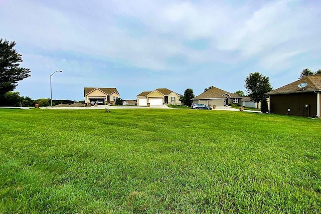 305 Crestview Ct, Raymore, MO 64083