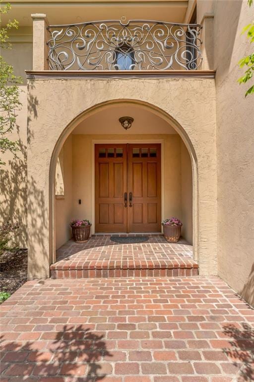 entrance to property with stucco siding