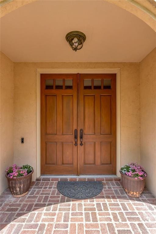 property entrance featuring stucco siding