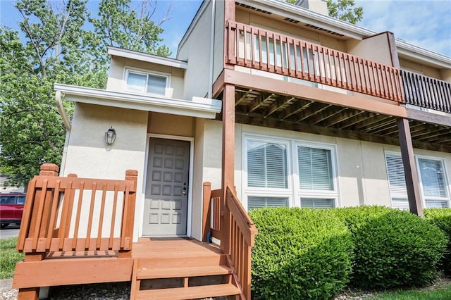 10981 Rosehill Rd, Overland Park, KS 66210 - property entrance featuring stucco siding and a balcony