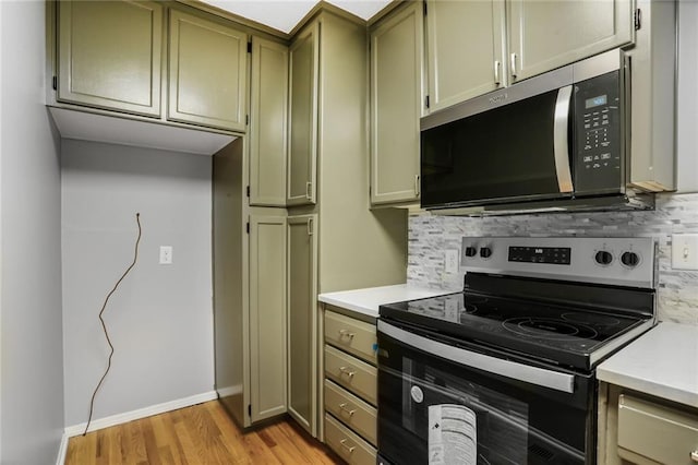 10981 Rosehill Rd, Overland Park, KS 66210 - kitchen with appliances with stainless steel finishes, light countertops, tasteful backsplash, light wood-style flooring, and baseboards