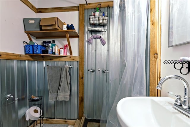 bathroom featuring a sink and a shower with curtain