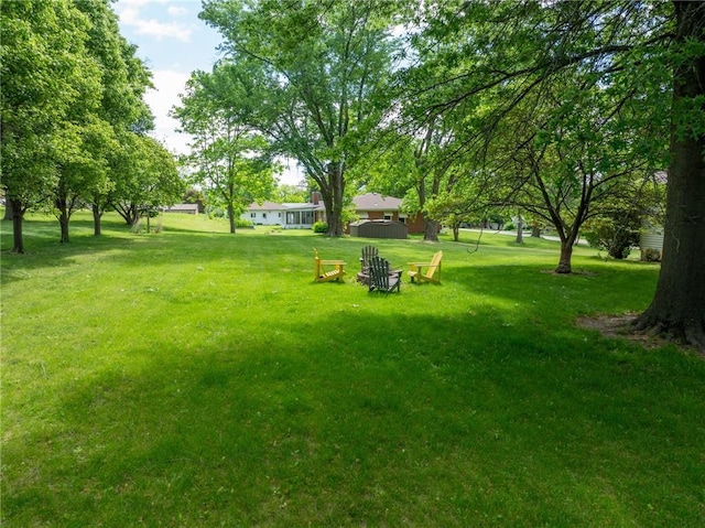 view of green lawn