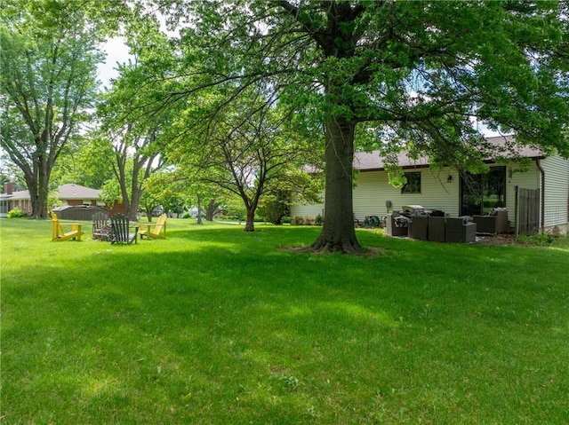 view of green lawn with outdoor lounge area