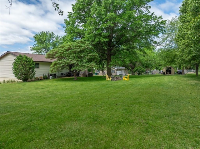 view of green lawn