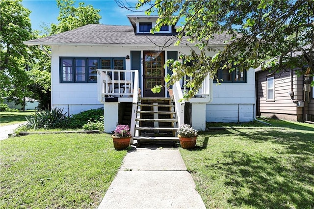 827 Pacific Ave, Osawatomie, KS 66064 - bungalow-style house with a front yard and a shingled roof