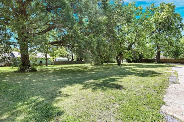 827 Pacific Ave, Osawatomie, KS 66064 - view of yard